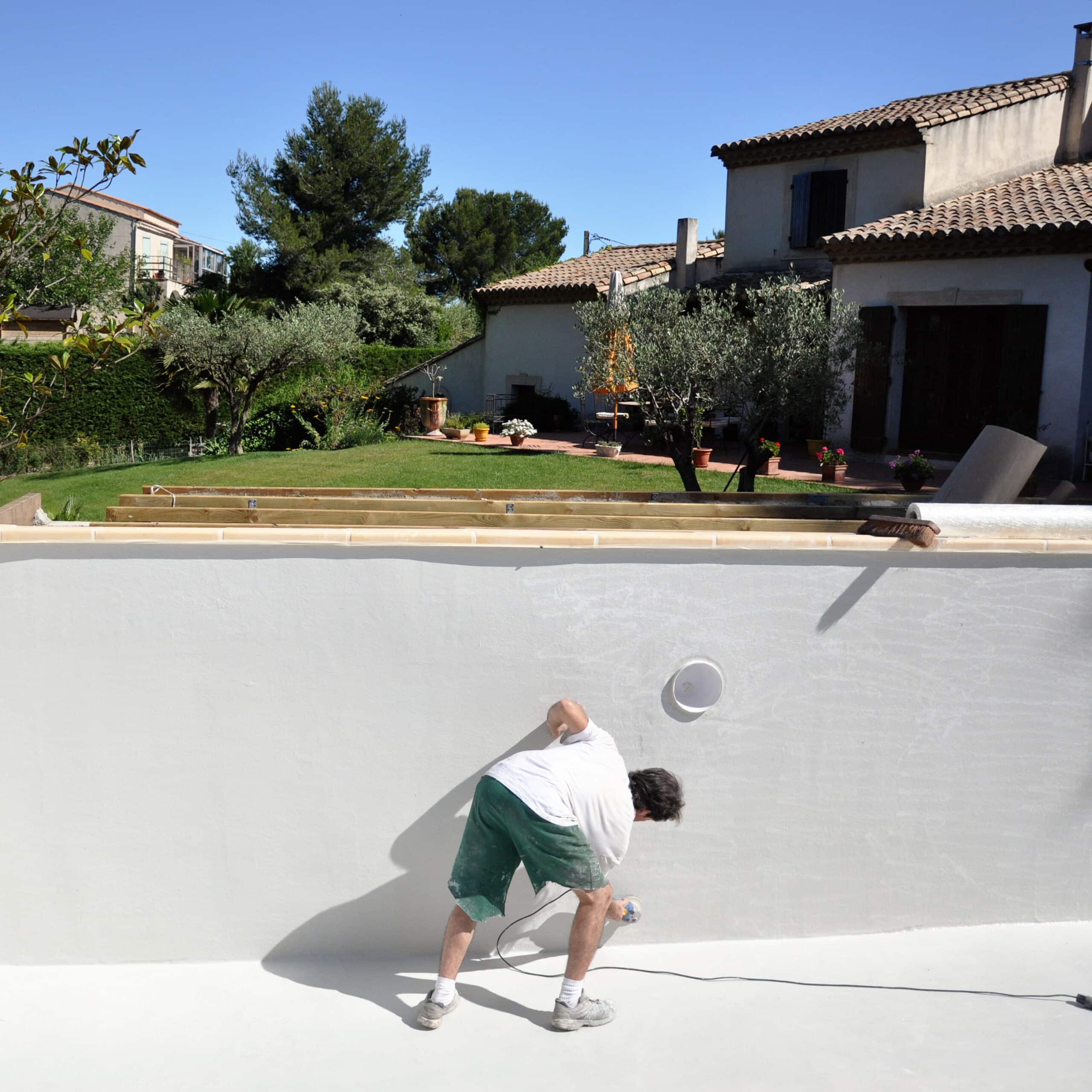 Maison Moderne : Plans, Construction, Architecture Maison moderne en construction (brique et béton brut) superposée à un plan d'architecture technique coté.