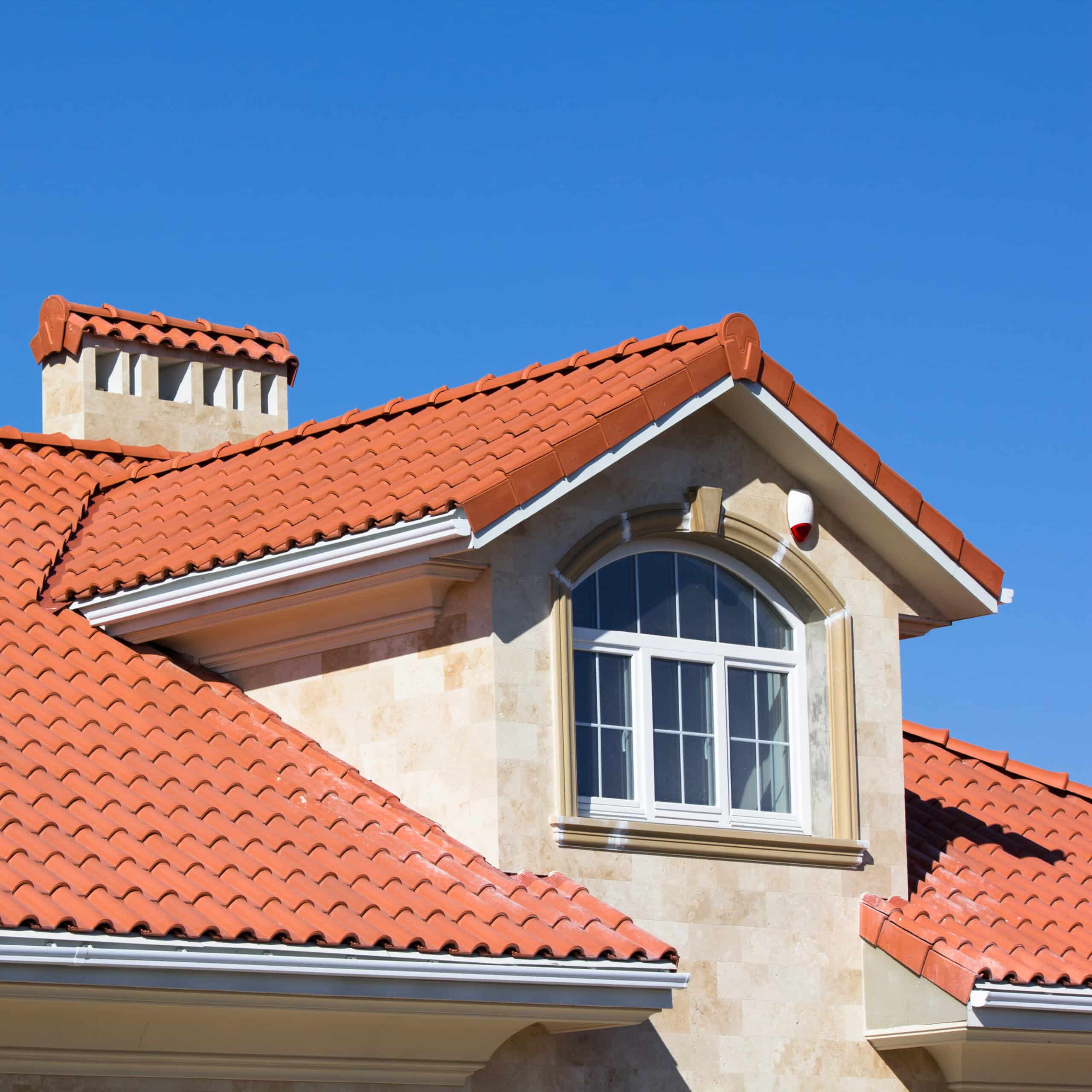 Maison Moderne : Plans, Construction, Architecture Maison moderne en construction (brique et béton brut) superposée à un plan d'architecture technique coté.